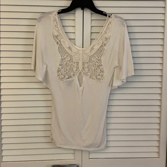 White top butterfly 🦋 cutt out in the back - Picture 1 of 2